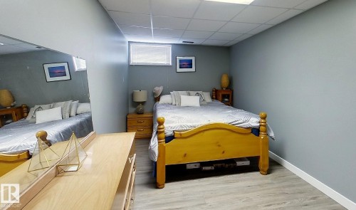 Light gray wall paint with white trim accents - 7126 4A Ave, Edson, AB - Indoor Photo Showing Bedroom