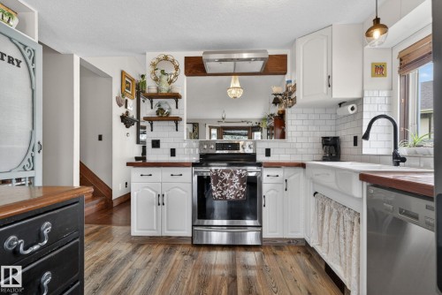 3332 44B Avenue, Edmonton, AB - Indoor Photo Showing Kitchen With Upgraded Kitchen