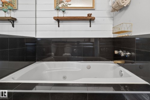 3332 44B Avenue, Edmonton, AB - Indoor Photo Showing Bathroom