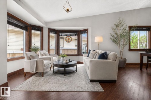 3332 44B Avenue, Edmonton, AB - Indoor Photo Showing Living Room