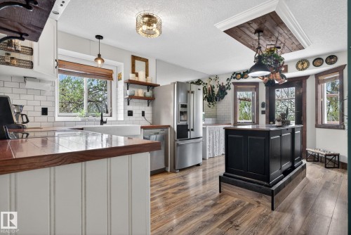 3332 44B Avenue, Edmonton, AB - Indoor Photo Showing Kitchen