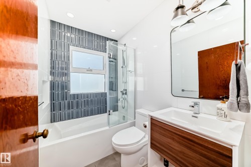 11243 127 Street, Edmonton, AB - Indoor Photo Showing Bathroom