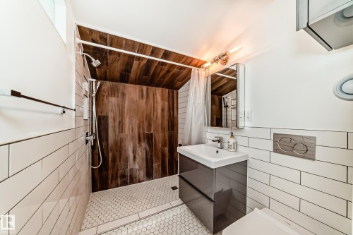 11243 127 Street, Edmonton, AB - Indoor Photo Showing Bathroom