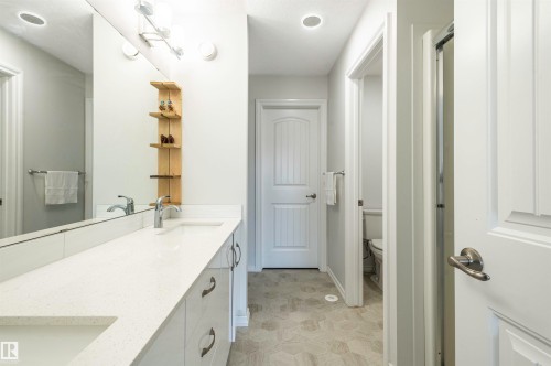 11979 34 Avenue, Edmonton, AB - Indoor Photo Showing Bathroom