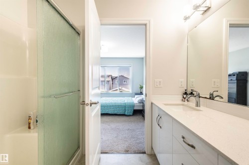 11979 34 Avenue, Edmonton, AB - Indoor Photo Showing Bathroom