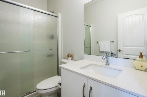 11979 34 Avenue, Edmonton, AB - Indoor Photo Showing Bathroom