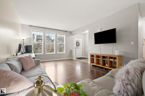 3030 Arthurs Crescent, Edmonton, AB - Indoor Photo Showing Living Room