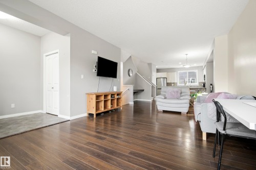 3030 Arthurs Crescent, Edmonton, AB - Indoor Photo Showing Living Room