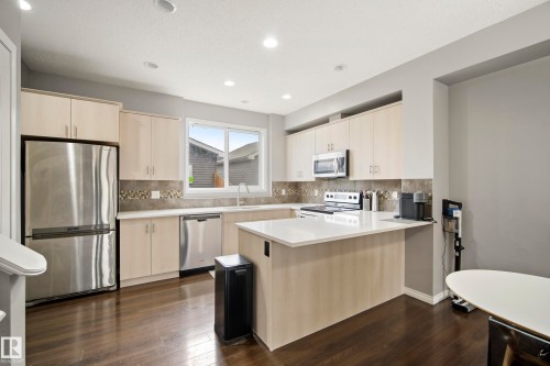3030 Arthurs Crescent, Edmonton, AB - Indoor Photo Showing Kitchen