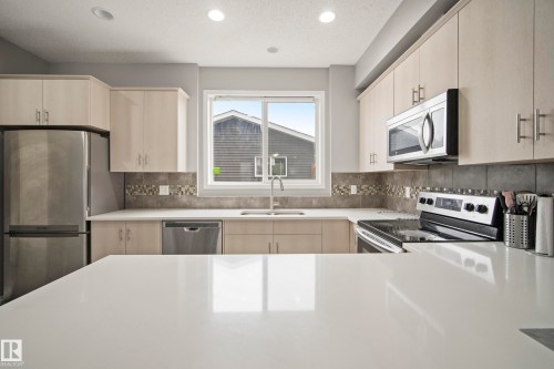 3030 Arthurs Crescent, Edmonton, AB - Indoor Photo Showing Kitchen With Upgraded Kitchen