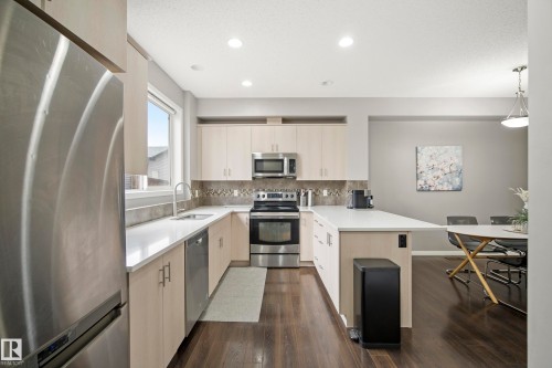 3030 Arthurs Crescent, Edmonton, AB - Indoor Photo Showing Kitchen With Upgraded Kitchen