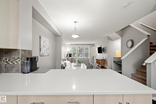 3030 Arthurs Crescent, Edmonton, AB - Indoor Photo Showing Kitchen