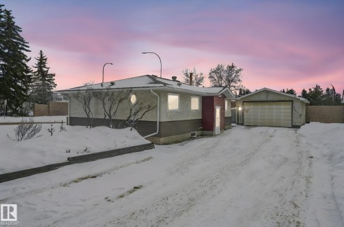 Single-story property featuring a stucco and siding exterior, a separate garage, and a snow-covered driveway - 2 Scarboro Place, St. Albert, AB - Outdoor