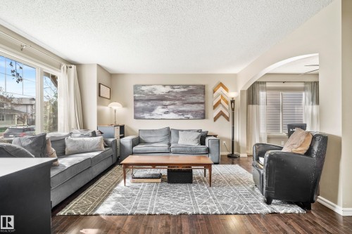 14740 140 Street, Edmonton, AB - Indoor Photo Showing Living Room