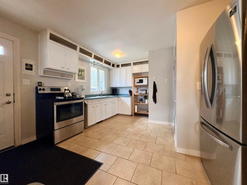 9103 131 Avenue, Edmonton, AB - Indoor Photo Showing Kitchen