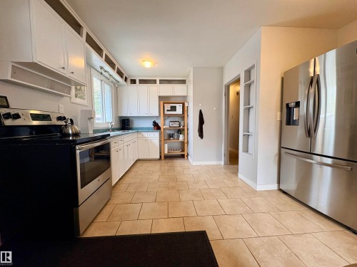 9103 131 Avenue, Edmonton, AB - Indoor Photo Showing Kitchen
