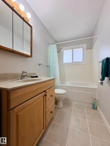 9103 131 Avenue, Edmonton, AB - Indoor Photo Showing Bathroom