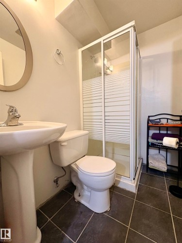 9103 131 Avenue, Edmonton, AB - Indoor Photo Showing Bathroom