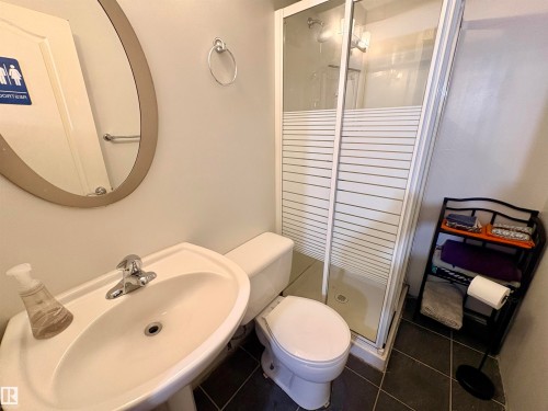 9103 131 Avenue, Edmonton, AB - Indoor Photo Showing Bathroom