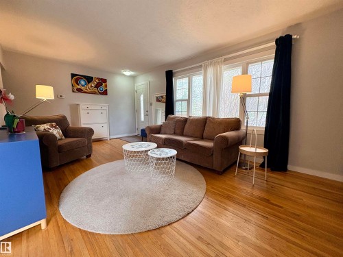 9103 131 Avenue, Edmonton, AB - Indoor Photo Showing Living Room