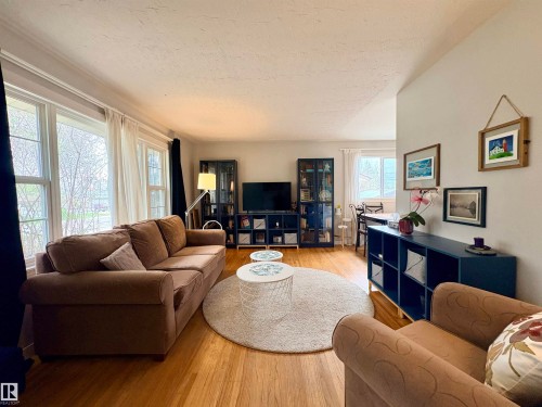 9103 131 Avenue, Edmonton, AB - Indoor Photo Showing Living Room