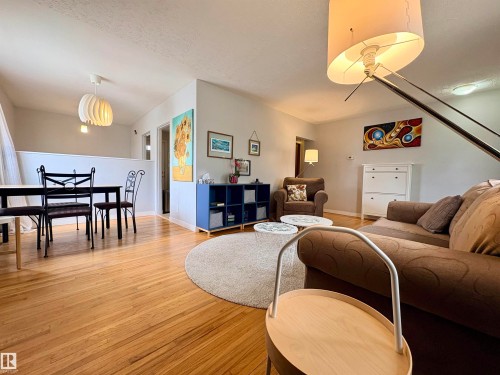 9103 131 Avenue, Edmonton, AB - Indoor Photo Showing Living Room
