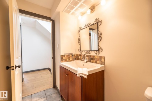 8111 187 Street, Edmonton, AB - Indoor Photo Showing Bathroom