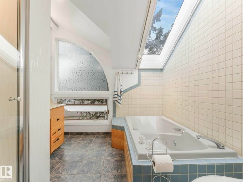14611 89 Avenue, Edmonton, AB - Indoor Photo Showing Bathroom