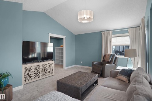 12351 176 Avenue, Edmonton, AB - Indoor Photo Showing Living Room