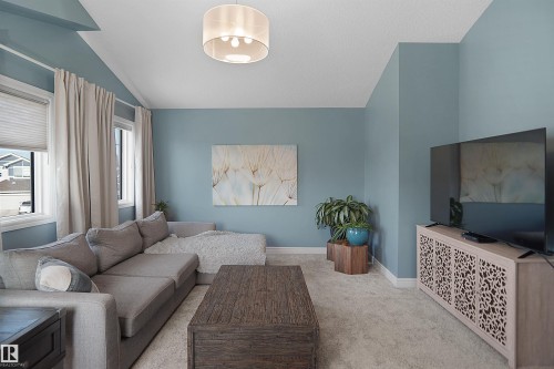 12351 176 Avenue, Edmonton, AB - Indoor Photo Showing Living Room