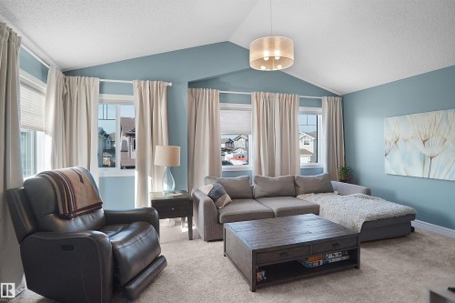 12351 176 Avenue, Edmonton, AB - Indoor Photo Showing Living Room