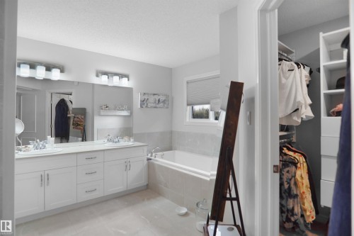 12351 176 Avenue, Edmonton, AB - Indoor Photo Showing Bathroom