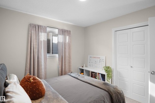 12351 176 Avenue, Edmonton, AB - Indoor Photo Showing Bedroom