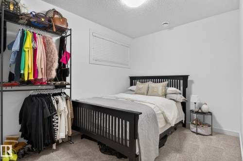 The property features neutral-toned carpet flooring and a window with blinds - 26 Edgewater Terr N, St. Albert, AB - Indoor Photo Showing Bedroom
