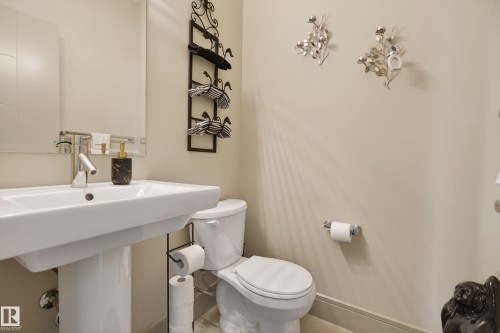3908 Agar Crest, Edmonton, AB - Indoor Photo Showing Bathroom