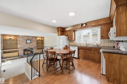 692 Lee Ridge Road, Edmonton, AB - Indoor Photo Showing Kitchen