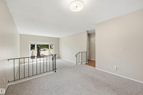 692 Lee Ridge Road, Edmonton, AB - Indoor Photo Showing Other Room