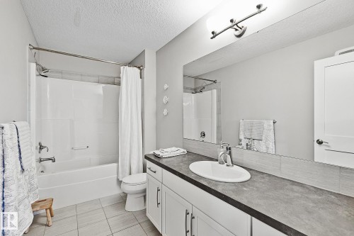 22131 95 Avenue, Edmonton, AB - Indoor Photo Showing Bathroom