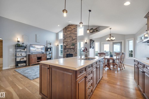552 Reynalds Wynd, Leduc, AB - Indoor Photo Showing Kitchen