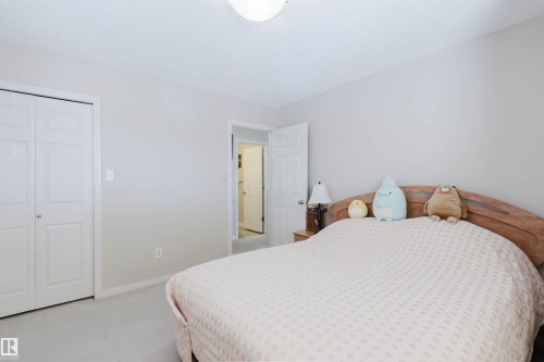 Neutral-toned room featuring light gray walls, light gray carpeting, and white trim - 1764 Melrose Crescent, Edmonton, AB 