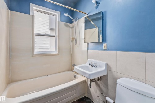 8331 81 Avenue, Edmonton, AB - Indoor Photo Showing Bathroom