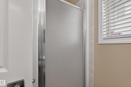 4333 Mcmullen Way Sw, Edmonton, AB - Indoor Photo Showing Bathroom