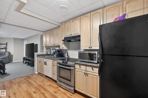 4333 Mcmullen Way Sw, Edmonton, AB - Indoor Photo Showing Kitchen