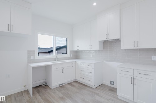 772 Mattson Drive, Edmonton, AB - Indoor Photo Showing Kitchen