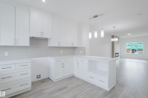 772 Mattson Drive, Edmonton, AB - Indoor Photo Showing Kitchen