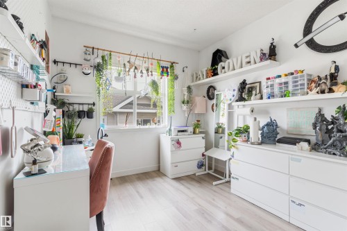Bright interior room featuring a window with a neighborhood backdrop - 73 3040 Spence Wynd, Edmonton, AB - Indoor