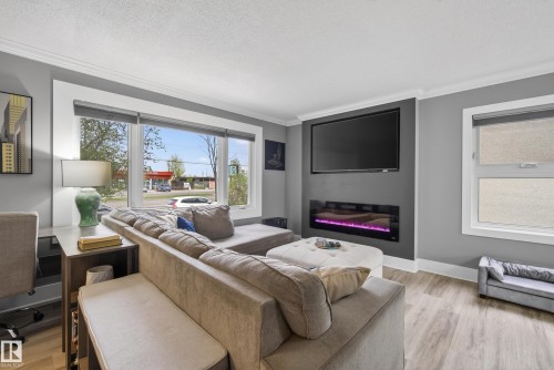 9344 63 Avenue, Edmonton, AB - Indoor Photo Showing Living Room
