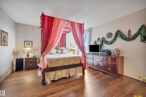 Hardwood-finish flooring extending throughout the room - 1603 10025 113 Street, Edmonton, AB - Indoor Photo Showing Bedroom