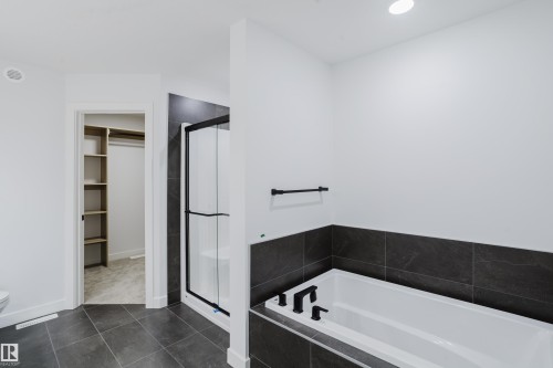 6219 29 Avenue, Edmonton, AB - Indoor Photo Showing Bathroom