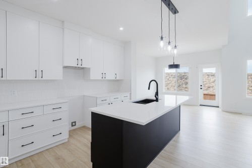 6219 29 Avenue, Edmonton, AB - Indoor Photo Showing Kitchen